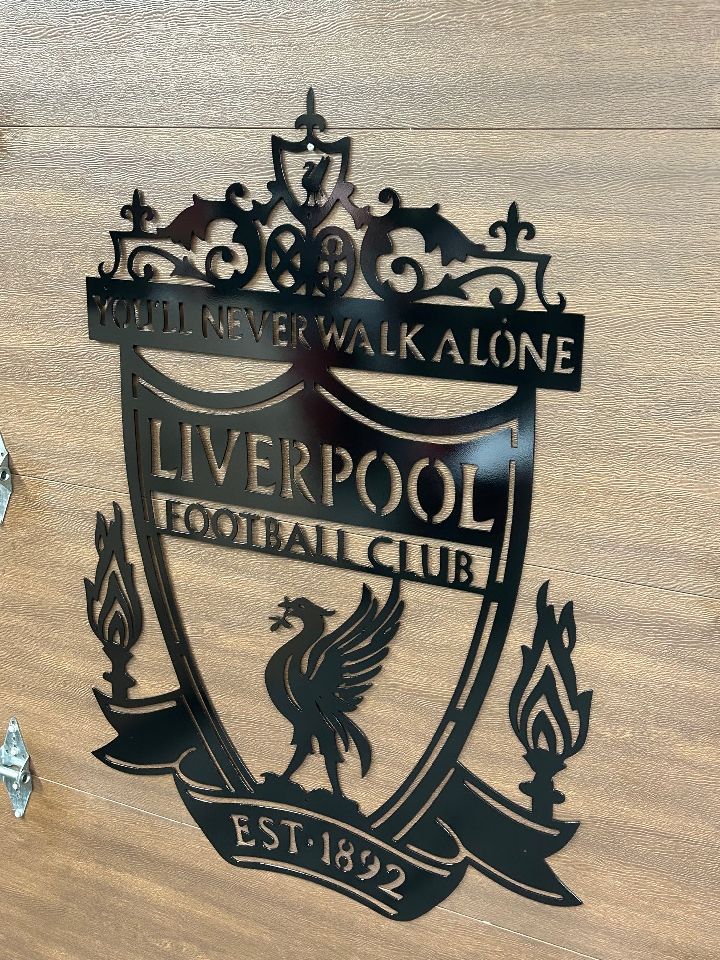 Panneau personnalisé en métal représentant un soldat à genoux