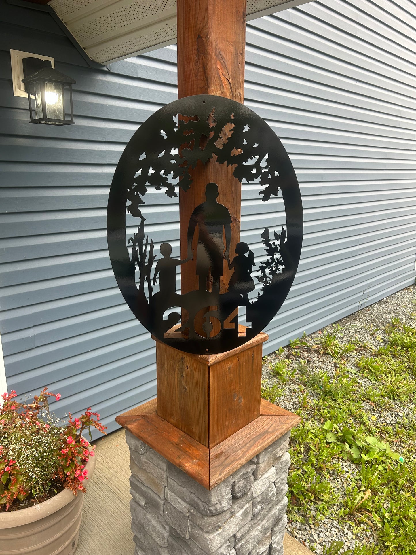 Panneau civique personnalisé en métal avec silhouette familiale