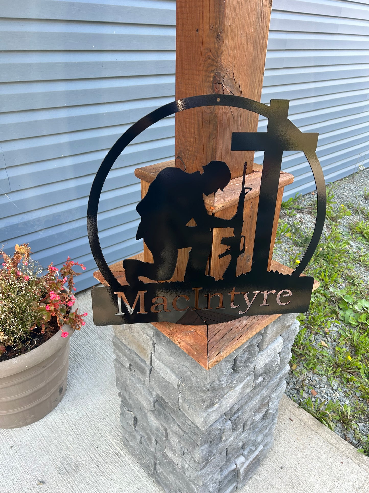 Panneau personnalisé en métal représentant un soldat à genoux