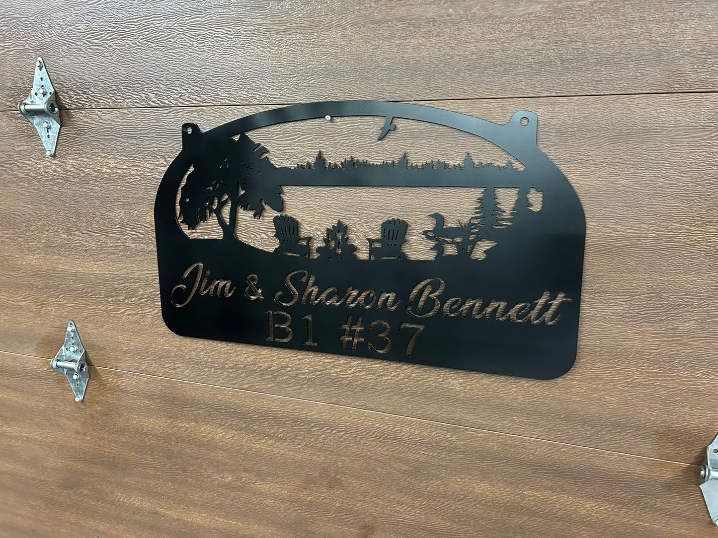 Panneau de feu de camp en métal personnalisé au coucher du soleil